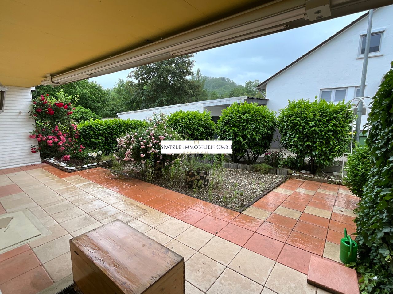 Blick vom Wohnzimmer in den Garten