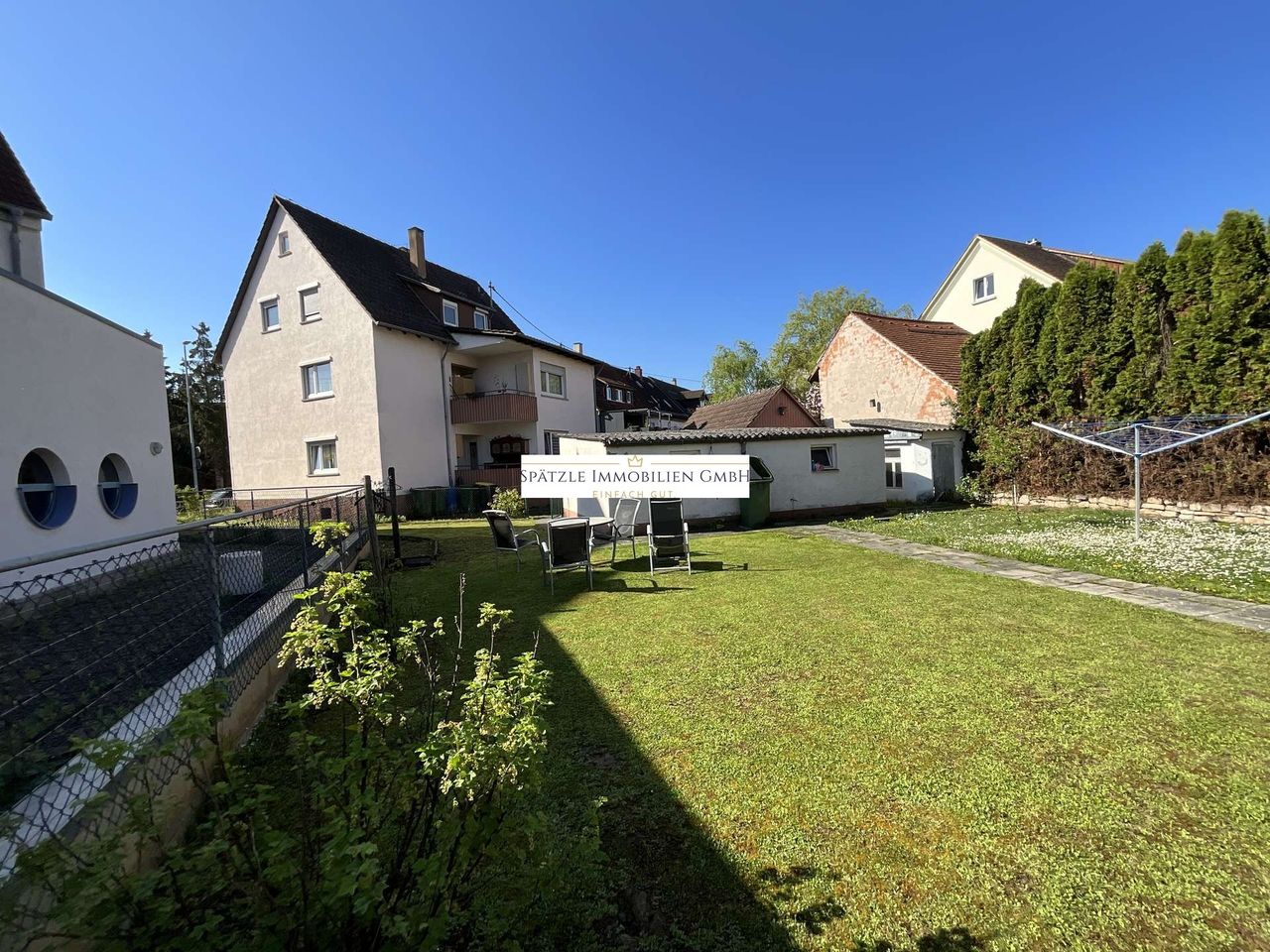 Blick zum Haus und Garagen vom Garten.