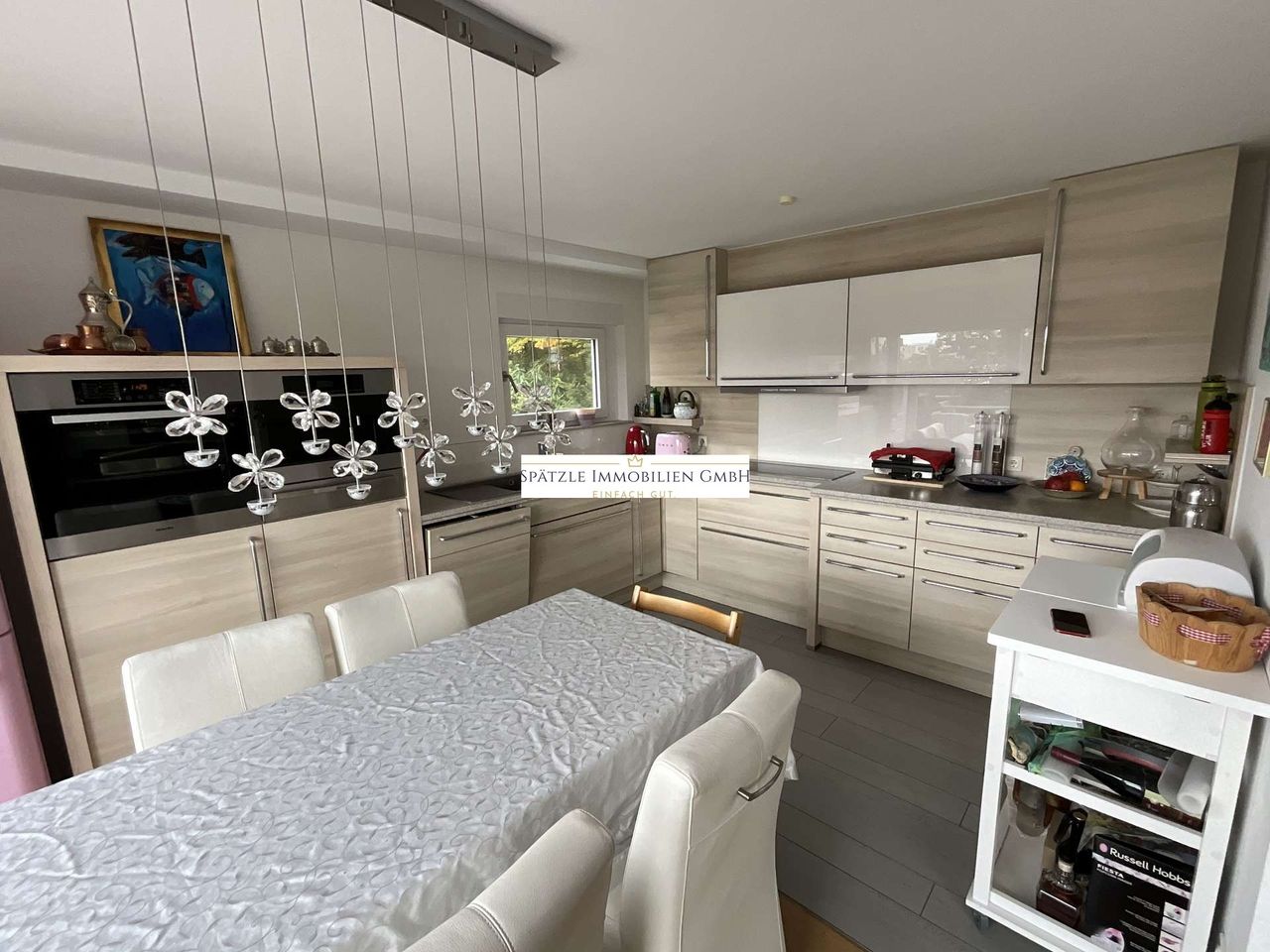 Esszimmer mit Küche und Balkon