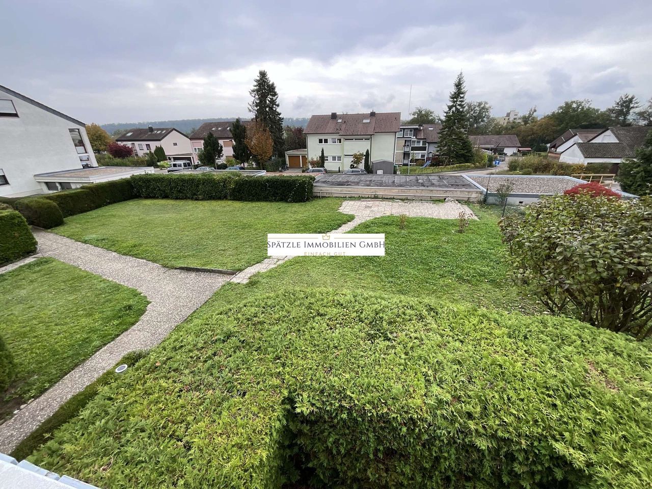 Blick vom Balkon gem. Grundstück vor dem Haus