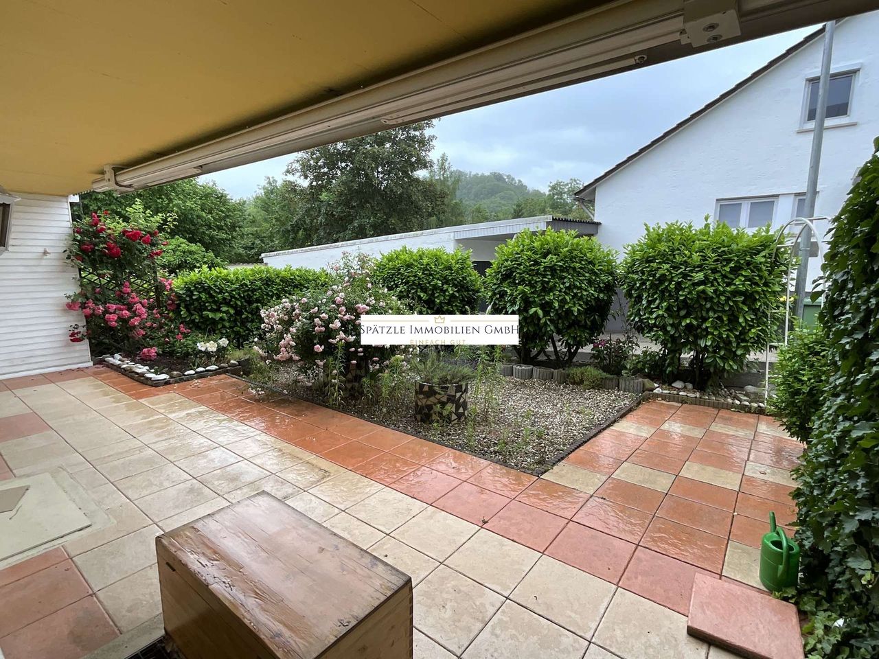 Blick vom Wohnzimmer in den Garten
