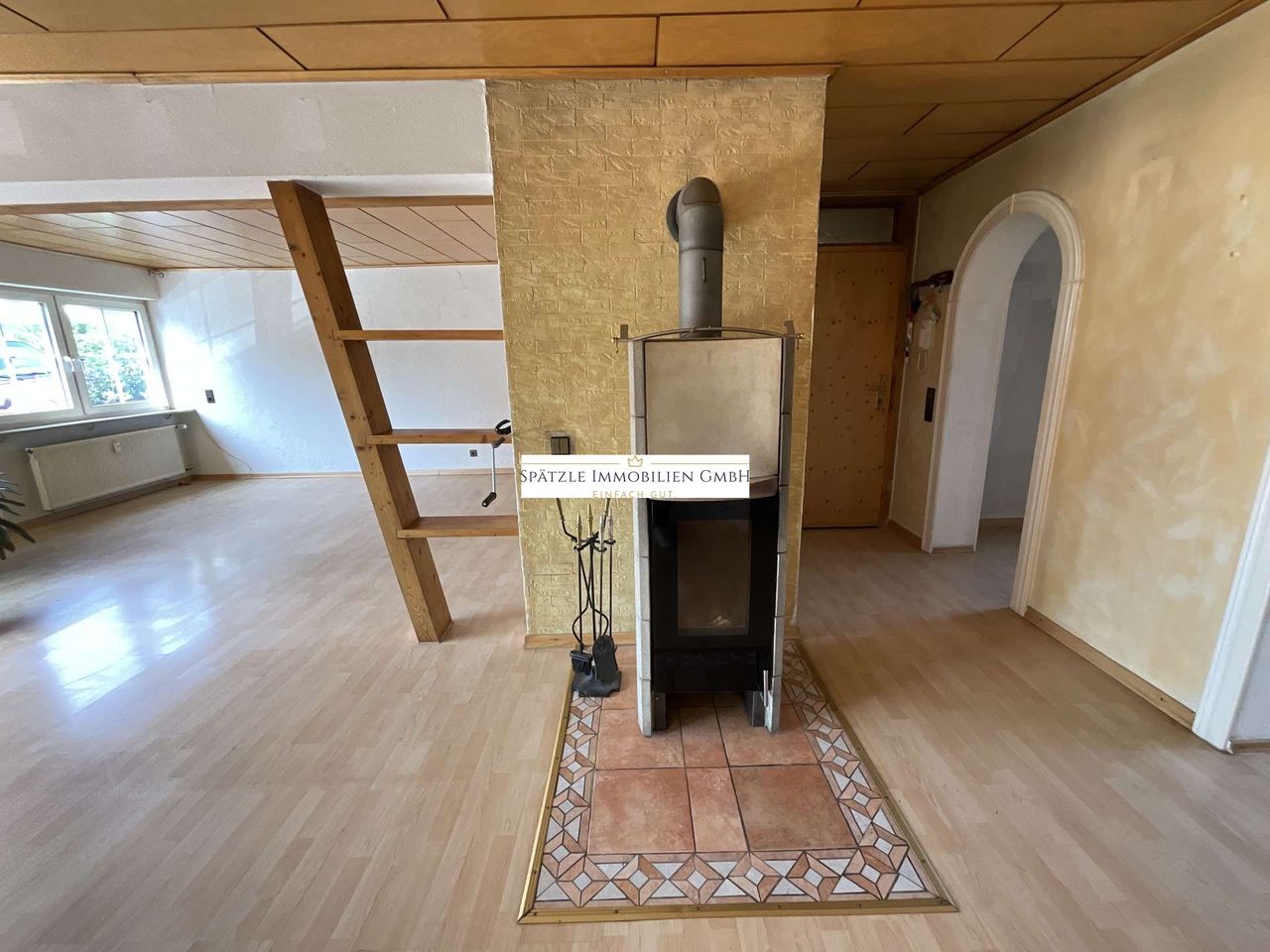Wohnzimmer_Flur mit Kamin