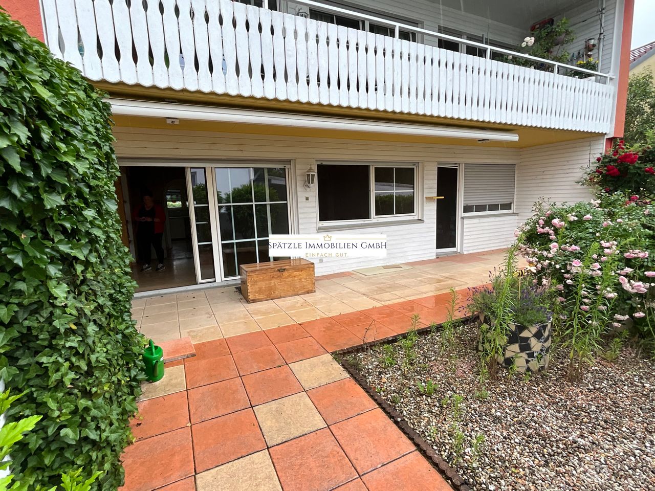 Blick vom Garten zum Wohnzimmer und Schlafzimmer