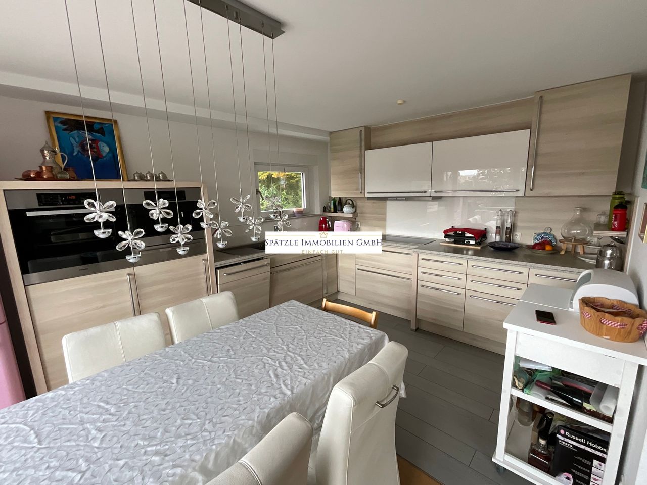 Esszimmer mit Küche und Balkon