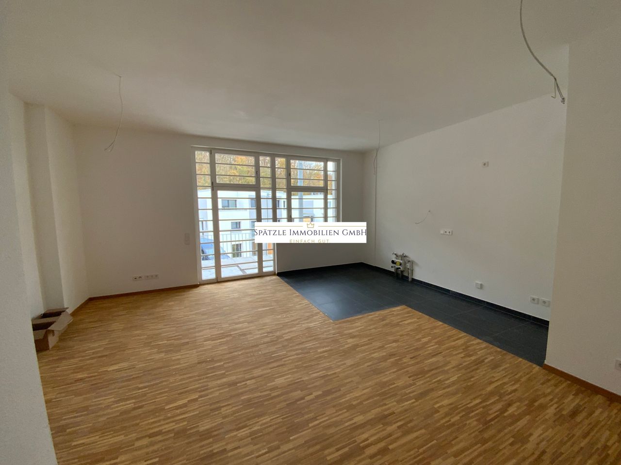 Wohn- und Essbereich mit Zugang zum Balkon 1.2